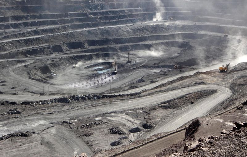 &copy; Reuters. FILE PHOTO: Miners are seen at the Bayan Obo mine containing rare earth minerals, in Inner Mongolia