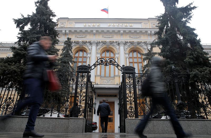 &copy; Reuters. People walk past the headquarters of Russia&apos;s Central Bank in Moscow