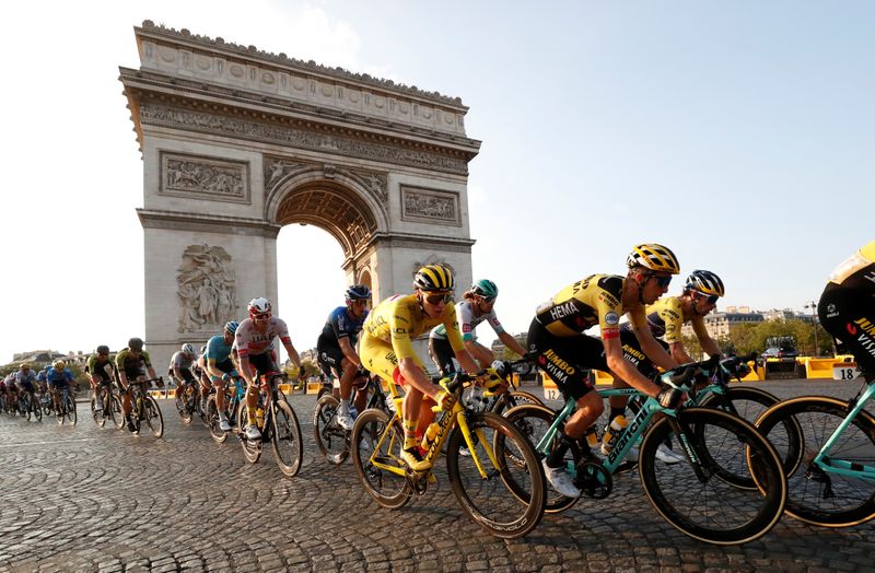 © Reuters. FILE PHOTO: Tour de France