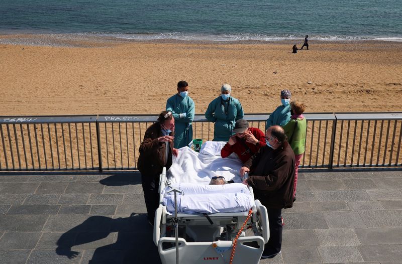 &copy; Reuters. Barcelona Hospital del Mar takes COVID ICU survivor beachside for &quot;sea therapy\