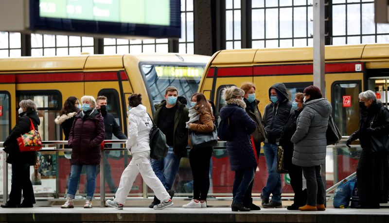 &copy; Reuters. Passengers wear face masks at Friedrichstrasse station during COVID-19 lockdown in Berlin