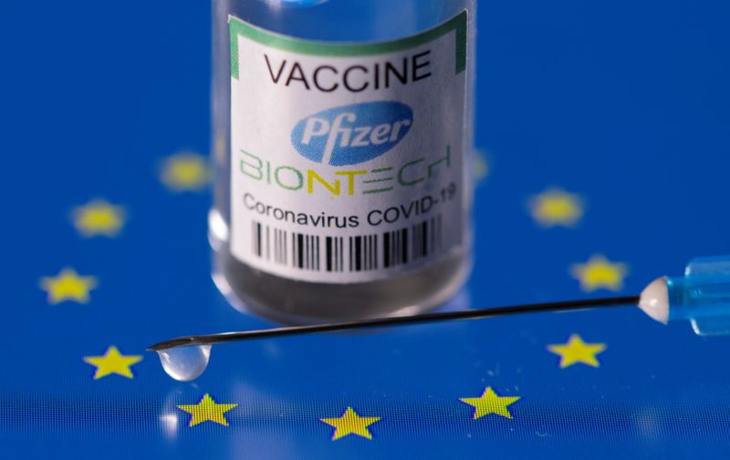 &copy; Reuters. Una fiala etichettata &quot;Pfizer BioNtech coronavirus disease (COVID-19) vaccine&quot; su una bandiera della Ue