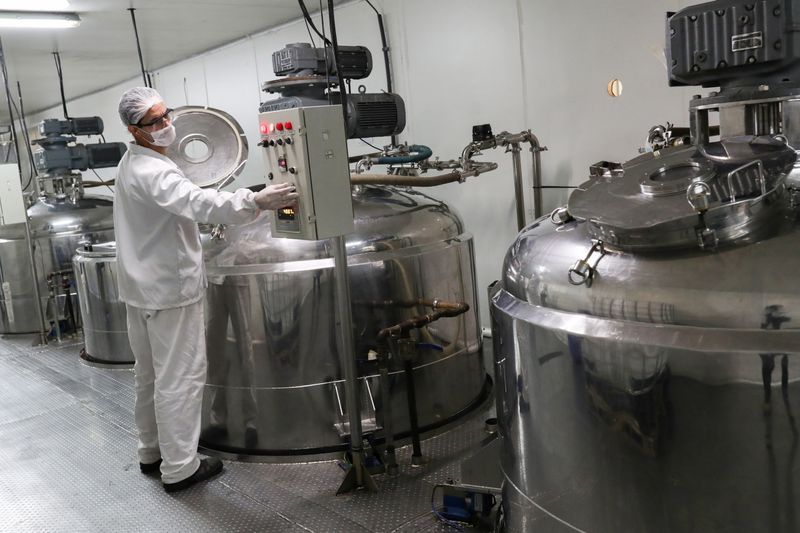 &copy; Reuters. FOTO DE ARCHIVO. Un empleado trabaja en la producción de desinfectantes para manos a base de etanol en la fábrica AGE do Brasil, en Vinhedo, Brasil