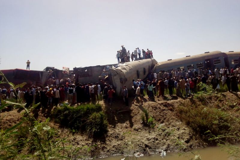 &copy; Reuters. People inspect the damage after two trains have collided near the city of Sohag