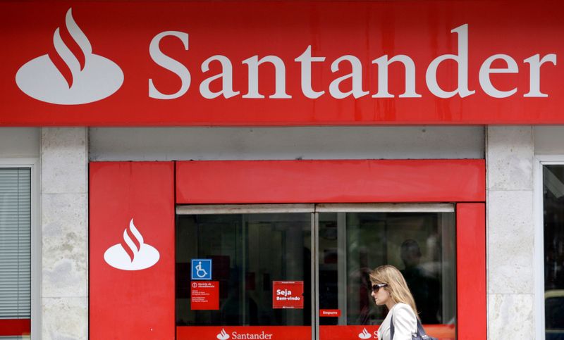 &copy; Reuters. Una mujer pasa por delante de una sucursal del banco Santander en Río de Janeiro