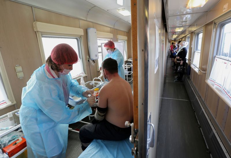 &copy; Reuters. A man receives a dose of COVID-19 vaccine in a medical train in Tulun