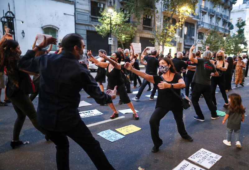 &copy; Reuters. Dançarinos de tango protestam durante pandemia de Covid-19 em Buenos Aires