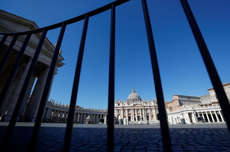 &copy; Reuters. FILE PHOTO: A general view of empty Saint Peter&apos;s Square, after a decree orders for the whole of Italy to be on lockdown in an unprecedented clampdown aimed at beating the coronavirus, as seen from Rome