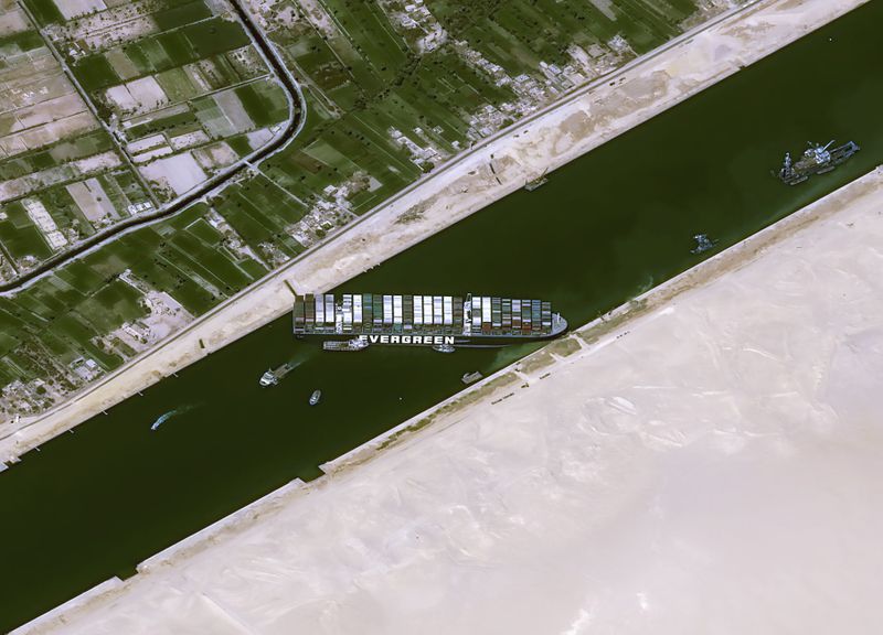 &copy; Reuters. Vista aérea do navio Ever Given encalhado no Canal de Suez