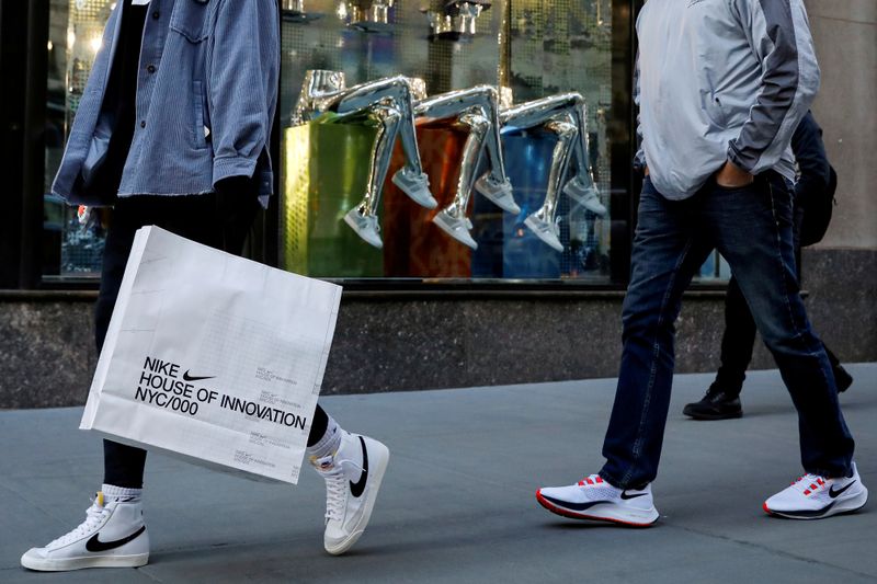 © Reuters. FILE PHOTO: People shop on 5th Avenue in New York