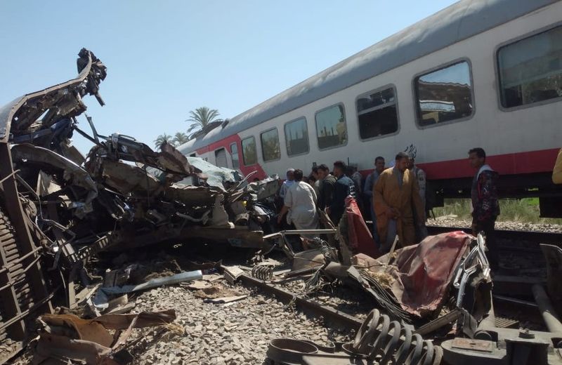 © Reuters. مقتل 32 وإصابة العشرات في حادث تصادم قطارين في مصر