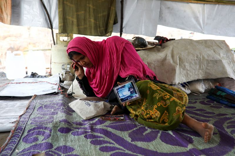 &copy; Reuters. The Wider Image: &apos;Can&apos;t take this pain&apos;: Rohingya mother searches for son after refugee camp blaze