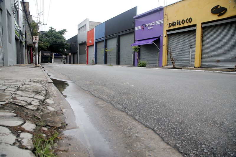 &copy; Reuters. Rua comercial deserta em São Paulo em meio a restrições relacionadas à Covid-19