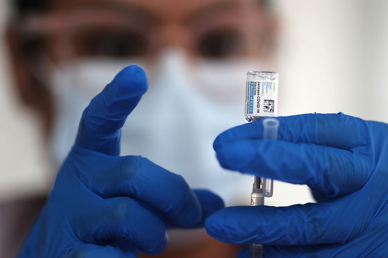 © Reuters. FILE PHOTO: A nurse draws from a vial of Johnson & Johnson coronavirus disease (COVID-19) vaccine, in Los Angeles