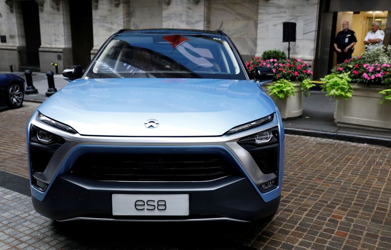 © Reuters. FILE PHOTO: Chinese electric vehicle start-up Nio Inc. vehicles are on display in front of the NYSE to celebrate the company’s IPO in New York