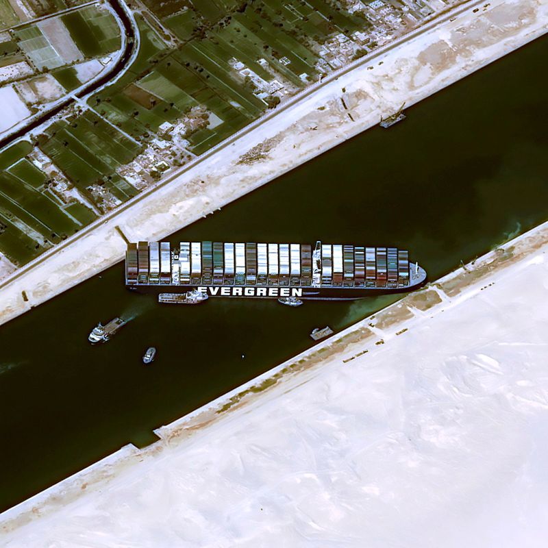 &copy; Reuters. Imagens de satélite mostram navio encalhado no Canal de Suez