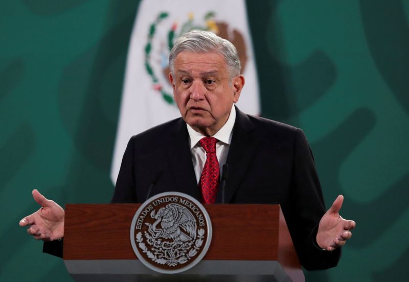 &copy; Reuters. FILE PHOTO: Mexico&apos;s President Obrador and Argentina&apos;s President Fernandez attend a news conference in Mexico City