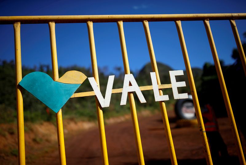 © Reuters. FILE PHOTO: A logo of the Brazilian mining company Vale SA is seen in Brumadinho