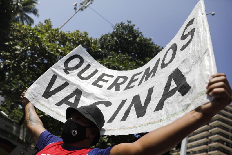 &copy; Reuters. Homem protesta pedindo vacina no Rio de Janeiro