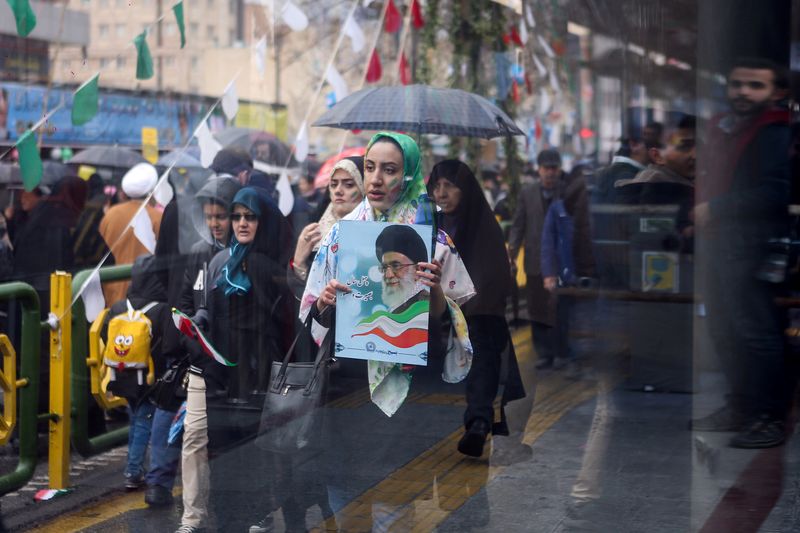 &copy; Reuters. FILE PHOTO: An Iranian woman carries a picture of Iran&apos;s Supreme Leader Ayatollah Ali Khamenei during a ceremony to mark the 40th anniversary of the Islamic Revolution in Tehran