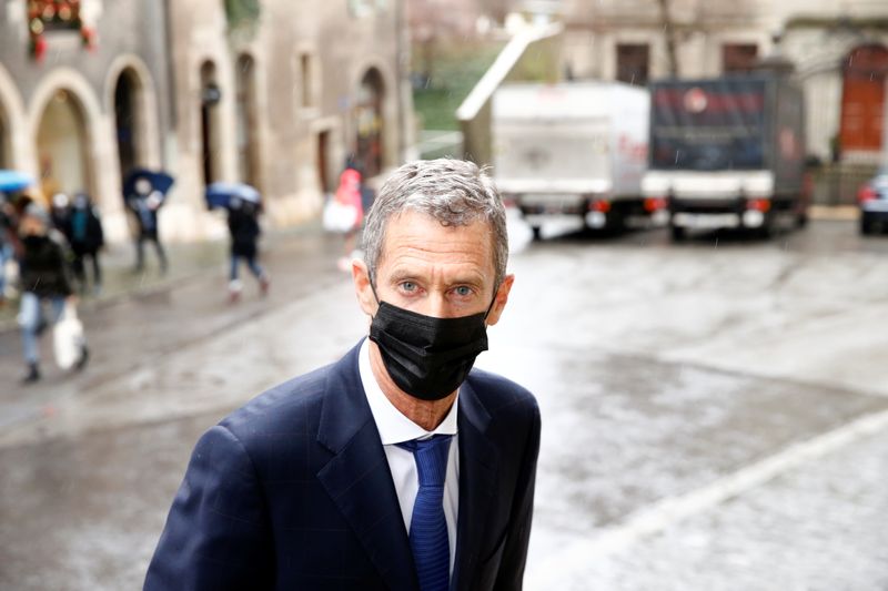 © Reuters. Bilionário israelense Beny Steinmetz chega a tribunal em Genebra, na Suíça, para julgamento