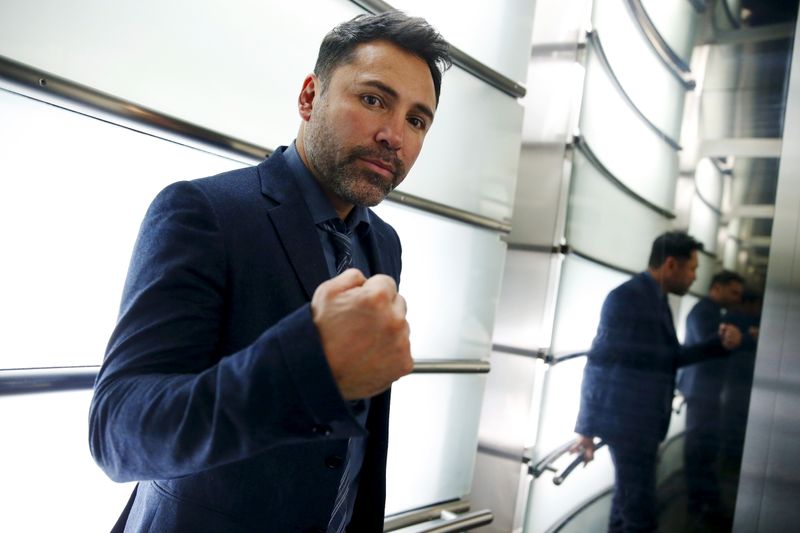 © Reuters. FILE PHOTO: Boxing promoter and former boxer Oscar De La Hoya poses for a portrait following an interview with Reuters in New York