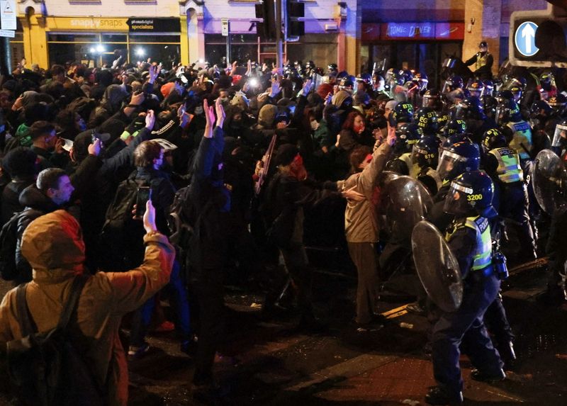 &copy; Reuters. اعتقال 10 أشخاص بعد احتجاج عنيف في بريستول بإنجلترا