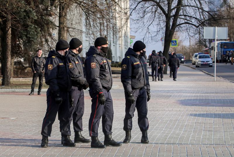 &copy; Reuters. FILE PHOTO: Belarusian law enforcement officers stand guard in a street in Minsk