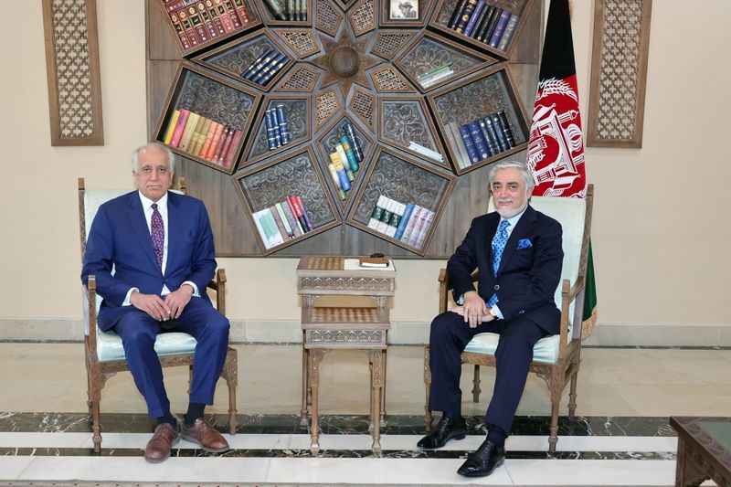 © Reuters. U.S. envoy for peace in Afghanistan Zalmay Khalilzad meet Abdullah Abdullah, Chairman of the High Council for National Reconciliation in Kabul