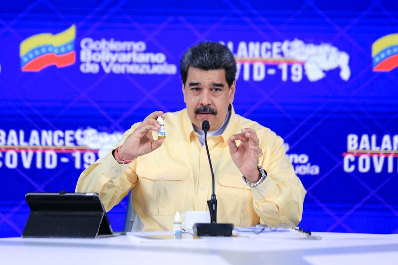 &copy; Reuters. FOTO DE ARCHIVO-El presidente de Venezuela, Nicolás Maduro, habla durante un anuncio que promueve lo que el gobierno de Venezuela dice es una cura milagrosa para la enfermedad del coronavirus (COVID-19), en Caracas