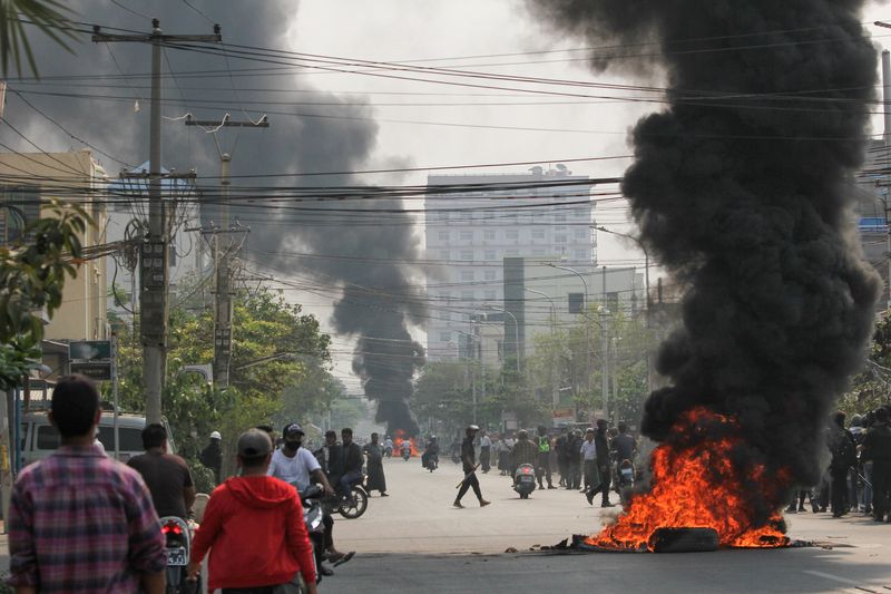 &copy; Reuters. Protestos contra golpe militar na cidade Mandalay, em Mianmar