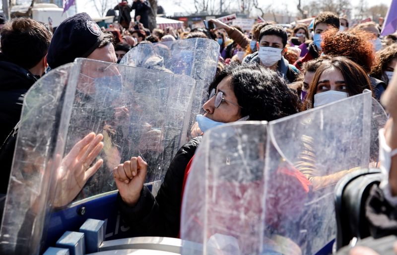 © Reuters. Protest against Turkey's withdrawal from Istanbul Convention