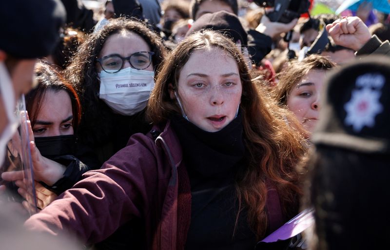 © Reuters. Protest against Turkey's withdrawal from Istanbul Convention