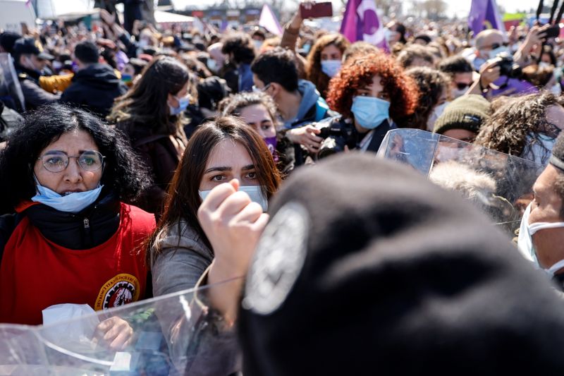 &copy; Reuters. نساء أتراك يتظاهرن ضد قرار أردوغان الانسحاب من اتفاقية لحماية المرأة من العنف