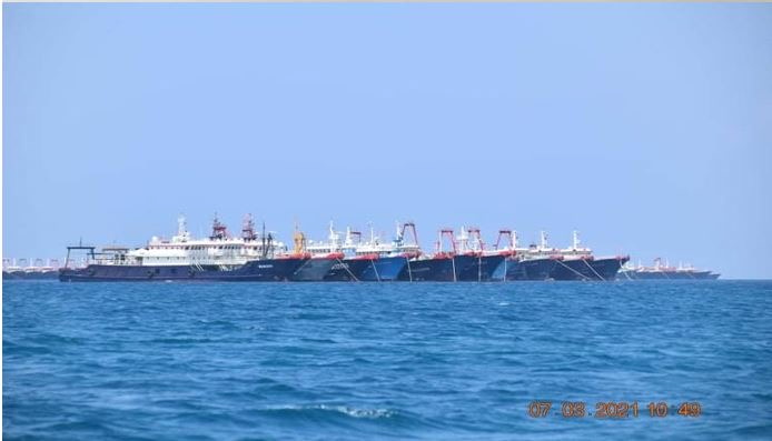 &copy; Reuters. FILE PHOTO: Some of the about 220 vessels reported by the Philippine Coast Guard are pictured at Whitsun Reef, South China Sea