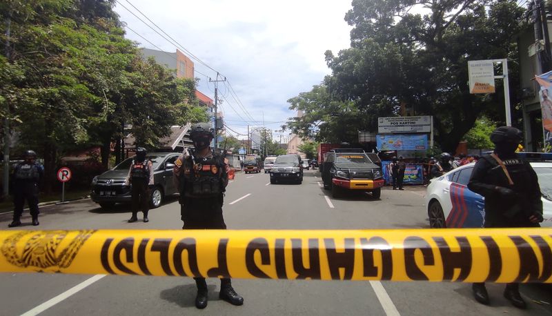 Suspected suicide bomber at Indonesia church wounds several