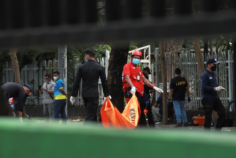 © Reuters. Indonesian Red Cross personnel carry a body bag following an explosion outside a Catholic church in Makassar