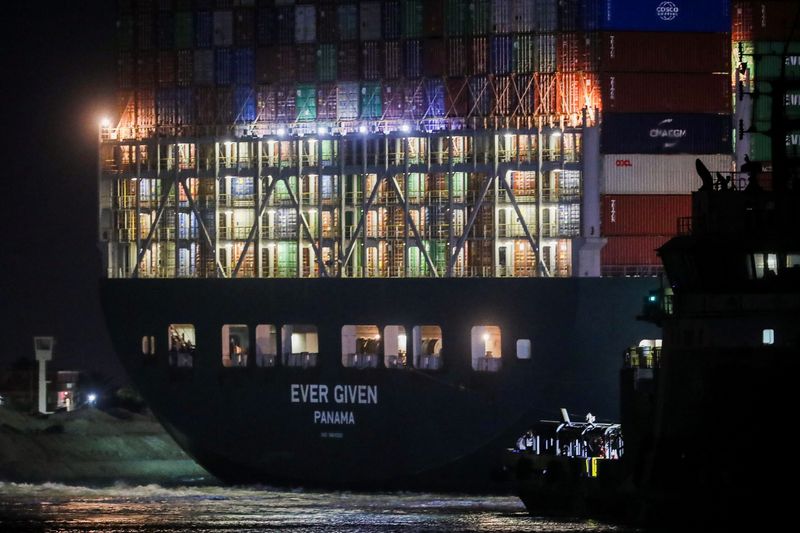 &copy; Reuters. هيئة قناة السويس: استمرار عمل الكراكات والشد بالقاطرات لتعويم السفينة الجانحة