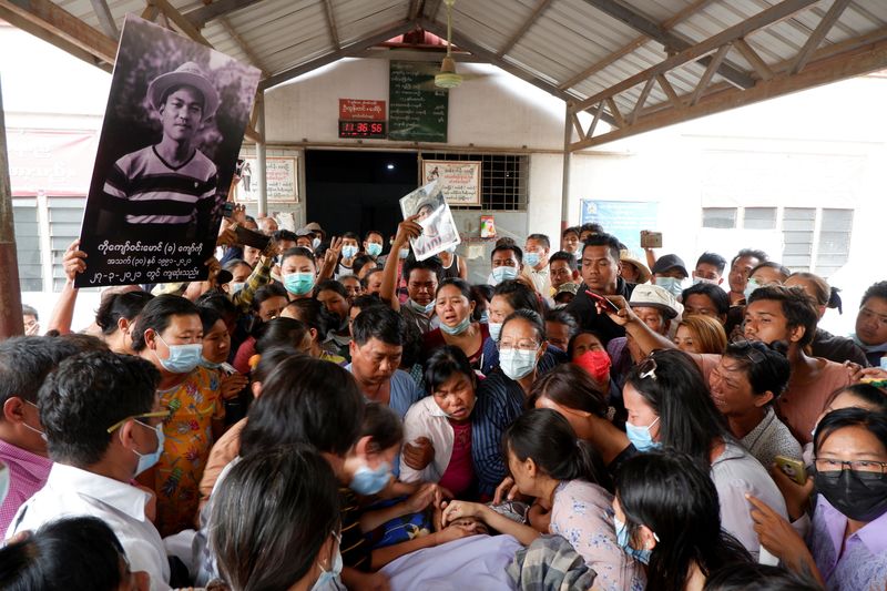 © Reuters. People mourn as they attend the funeral of Kyaw Win Maung, who was shot and killed during a protest against the military coup, in Mandalay