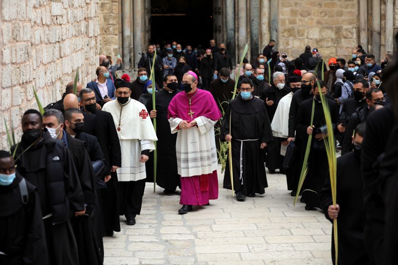 © Reuters. Palm Sunday marked in Jerusalem amid COVID-19 restrictions, for second year running