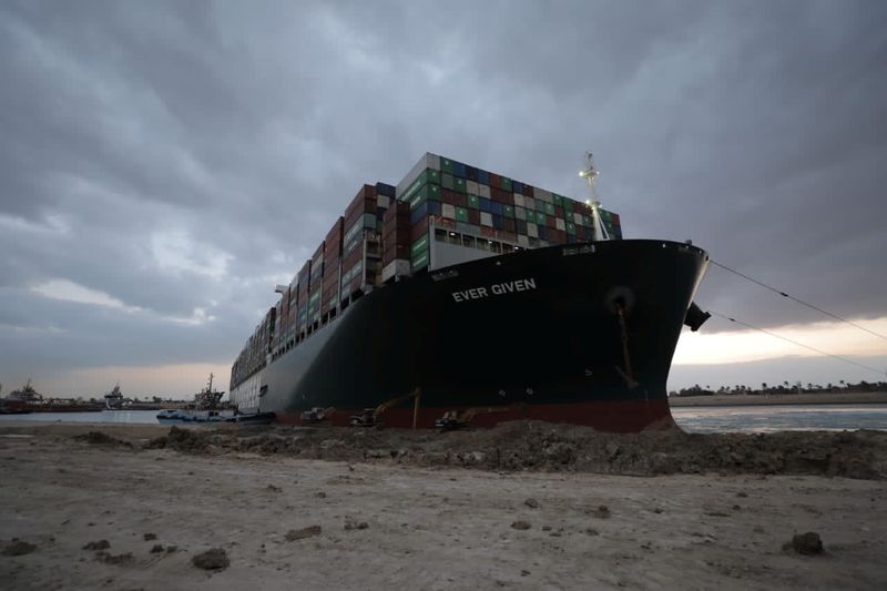 © Reuters. رئيس هيئة قناة السويس: نبحث إعطاء السفن العالقة بعض التخفيضات