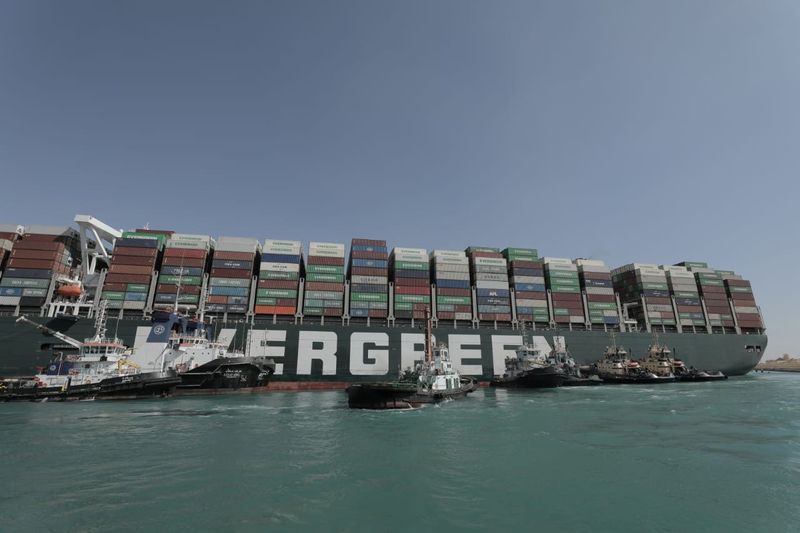 &copy; Reuters. Porta-contêineres Ever Given encalhado no Canal de Suez