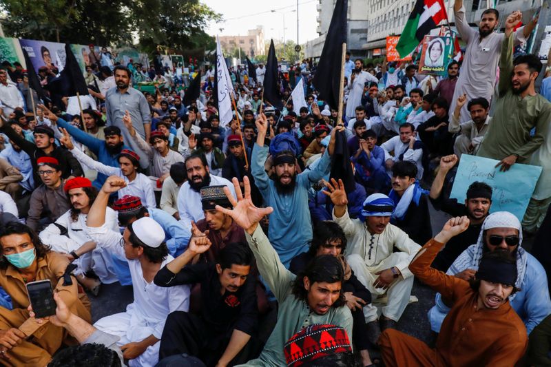 &copy; Reuters. People chant slogans demanding an investigation following the deaths of four teenagers in Jani Khel area in Bannu District of Khyber Pakhtunkhwa (KPK) province, during a protest in Karachi,