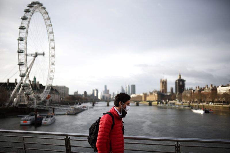 &copy; Reuters. Man walks along the Golden Jubilee Bridge, amid the coronavirus disease (COVID-19) outbreak, in London
