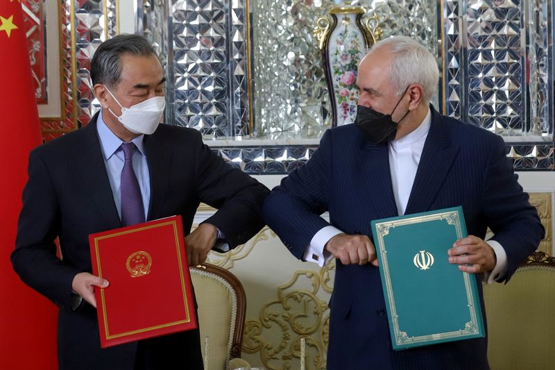 &copy; Reuters. イランと中国が25カ年の協力協定に署名　経済と外交関係強化