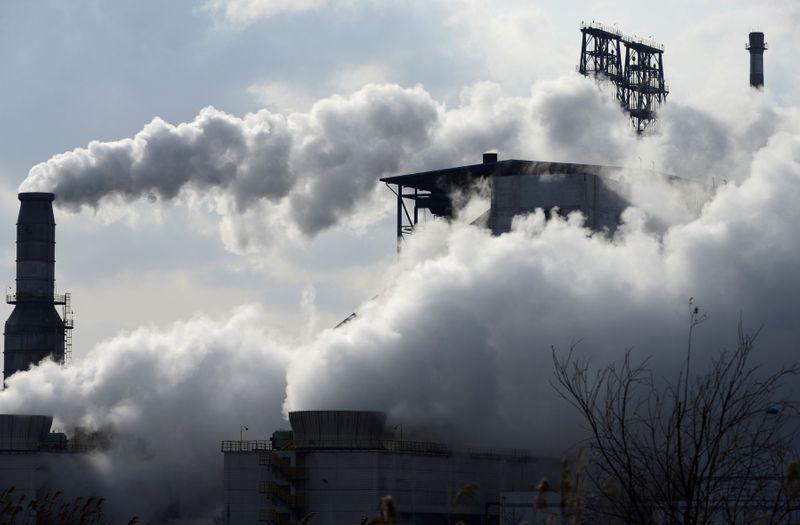 &copy; Reuters. FILE PHOTO:  Smoke rises from chimneys at a Sinopec refinery in Qingdao, Shangdong province