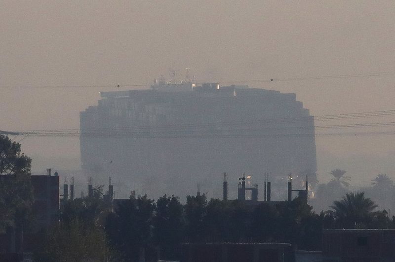 &copy; Reuters. صور تظهر استقامة السفينة الجانحة بقناة السويس ومصادر تقول إنها في مسارها الطبيعي