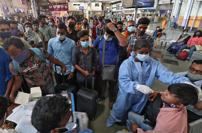 &copy; Reuters. FILE PHOTO: Rapid antigen testing campaign for the coronavirus disease (COVID-19), in Mumbai