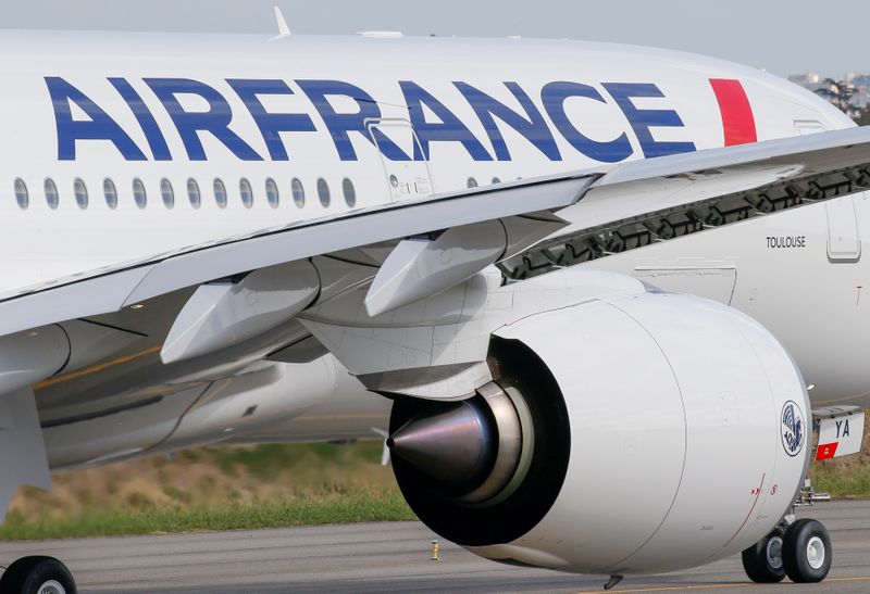 &copy; Reuters. FILE PHOTO: The first Air France airliner Airbus A350 prepares to take off after a ceremony at the aircraft builder&apos;s headquarters in Colomiers near Toulouse, France