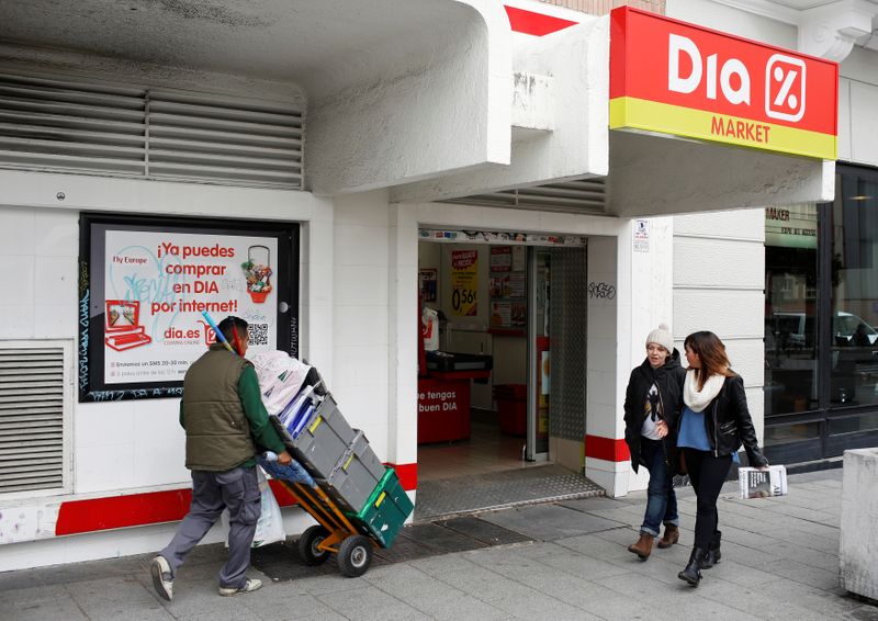 &copy; Reuters. FOTO DE ARCHIVO: La entrada de un supermercado DIA en Madrid